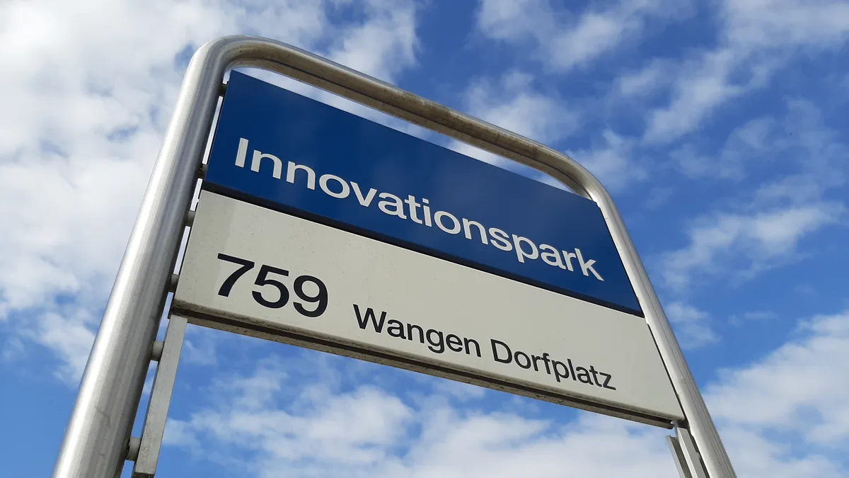 Bus-Haltestelle bis der Aufschrift «Innovationspark».